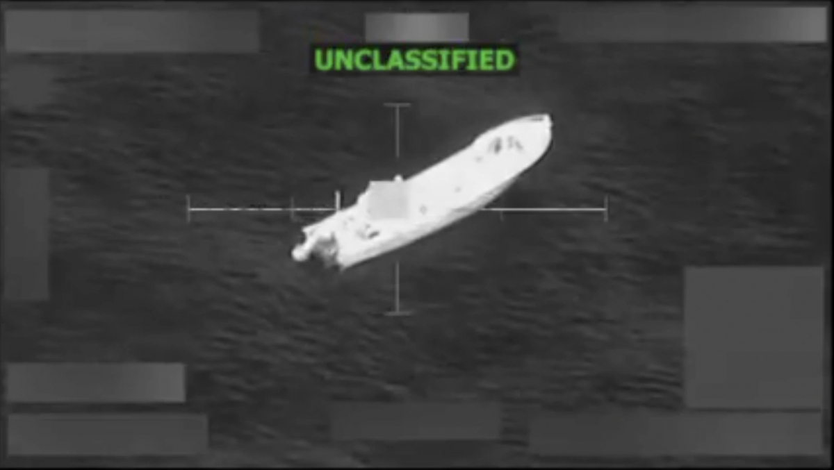 Một chiếc thuyền nghi chở ma túy ở vùng biển quốc tế phía đông Thái Bình Dương. Ảnh: Secretary of War Pete Hegseth/X