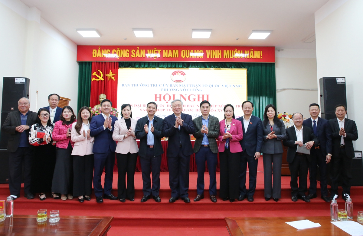 Phó Thủ tướng Thường trực Chính phủ Nguyễn Hòa Bình cùng đoàn đại biểu chụp ảnh lưu niệm với cử tri phường Võ Cường