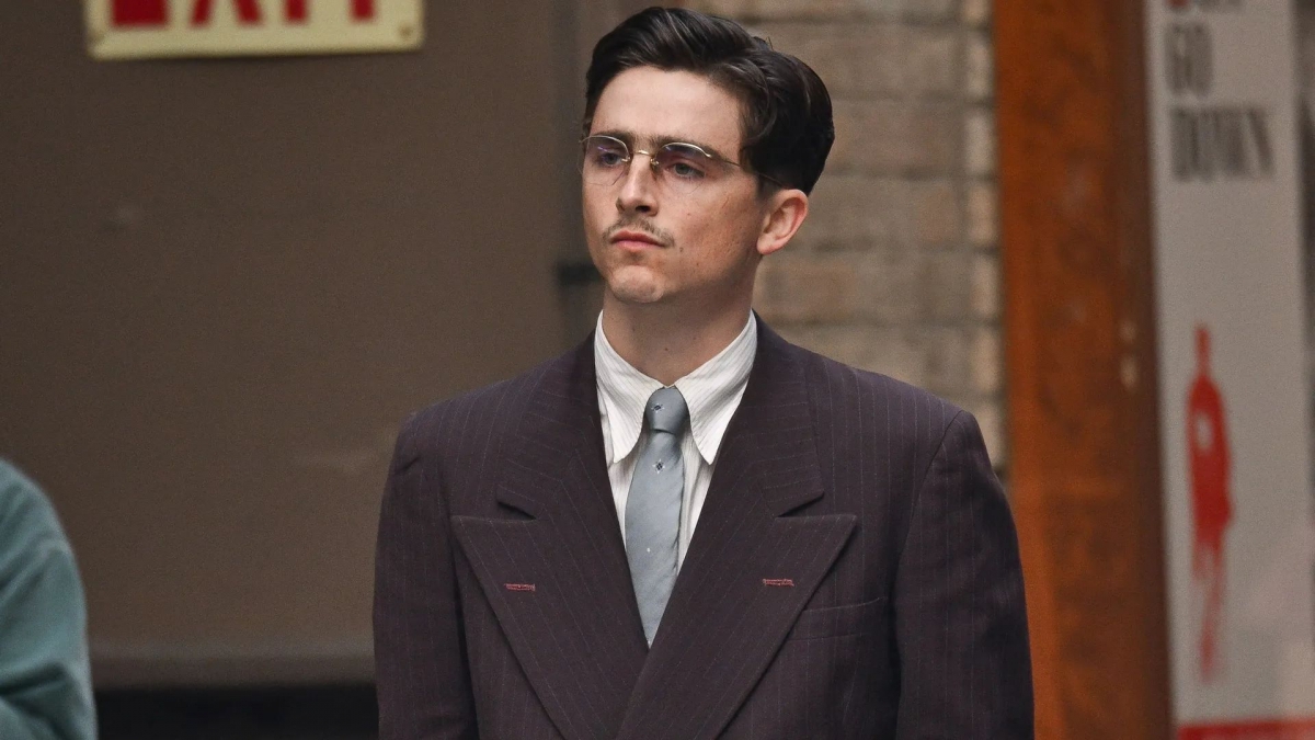 Timothée Chalamet xuất hiện trên phim trường “Marty Supreme” với tạo hình thập niên 50 đầy nổi loạn. (Ảnh: A24)