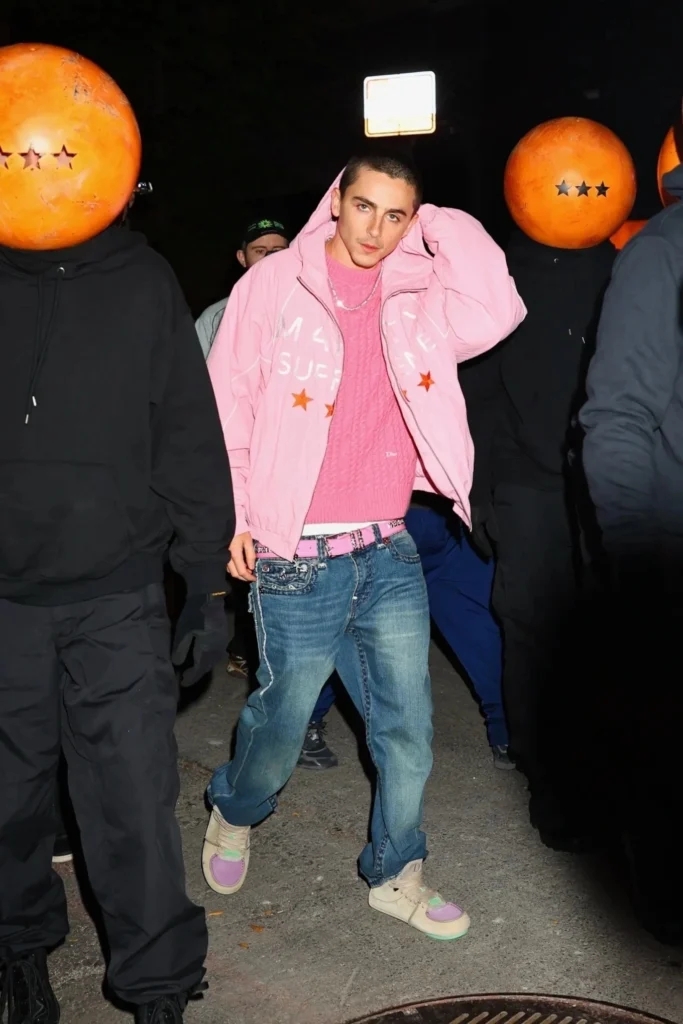 Timothée Chalamet diện áo khoác Marty Supreme trong một lần xuất hiện công khai, kết hợp phong cách vintage thập niên 90. (Ảnh: A24)