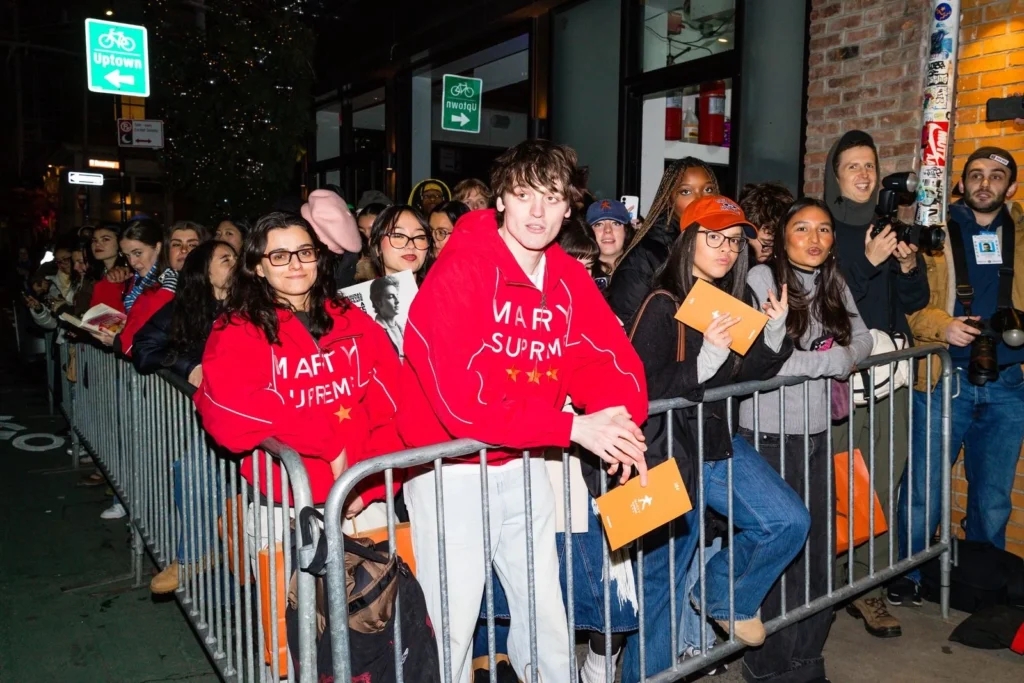 Hàng trăm bạn trẻ xếp hàng trên phố Grand Street để chờ mua áo khoác gió Marty Supreme.