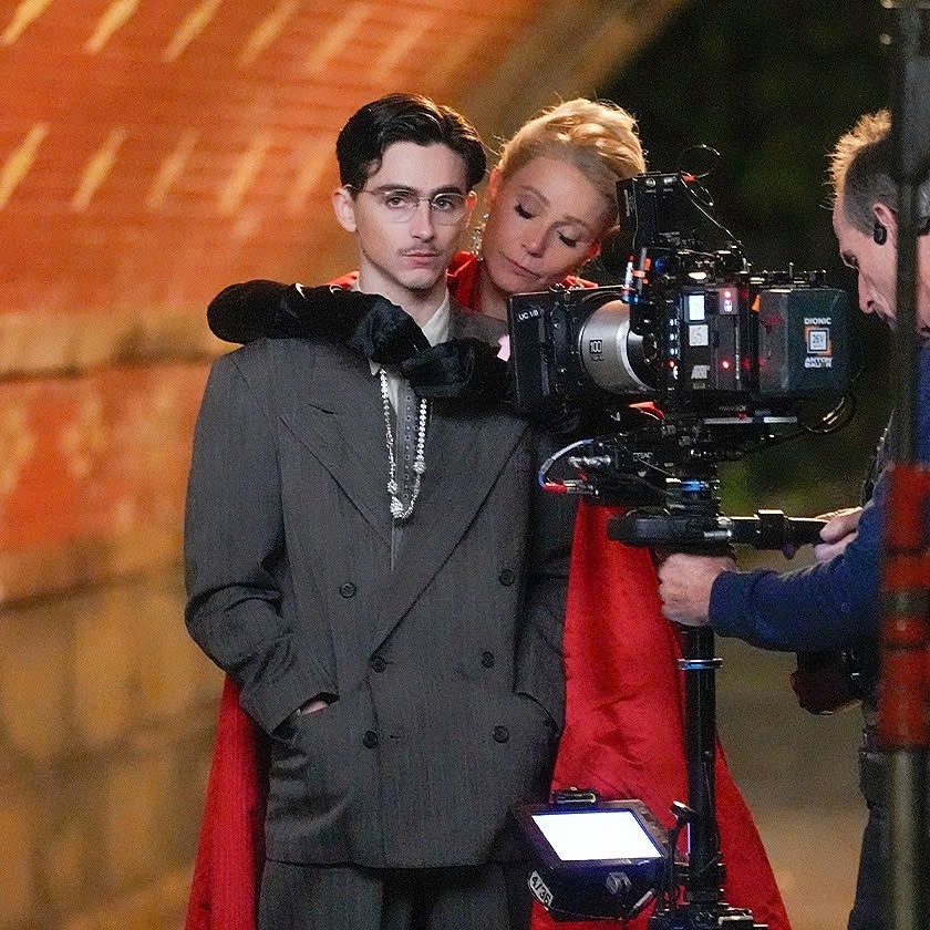 Timothée Chalamet trên phim trường “Marty Supreme”, trong tạo hình vận động viên bóng bàn thập niên 1950 – vừa cổ điển, vừa nổi loạn. (Ảnh: A24)