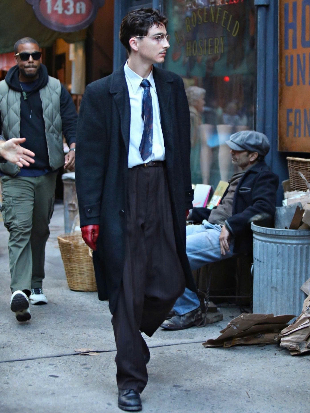 Trang phục đậm chất cổ điển giúp Marty trở thành biểu tượng thời trang mới của dòng phim thể thao. (Ảnh: A24)