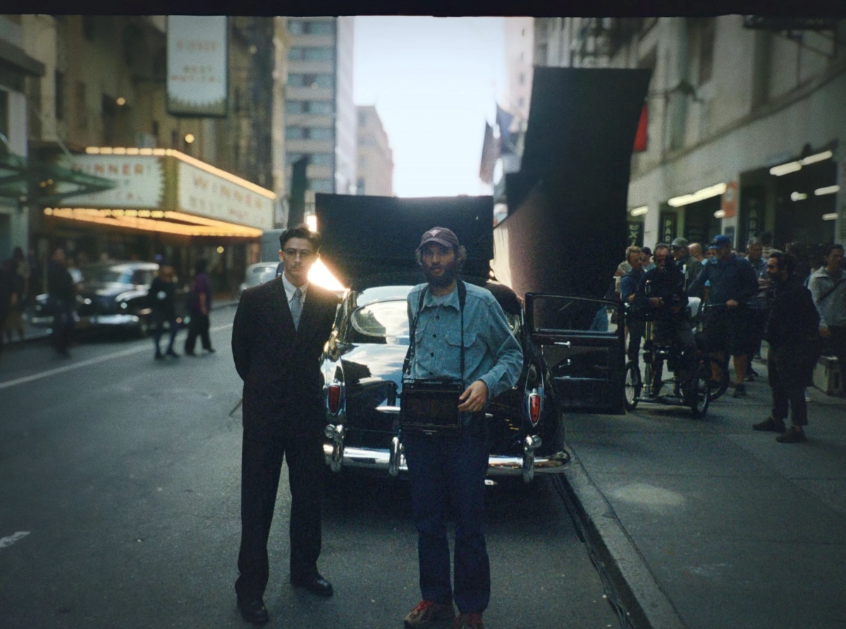 Timothée Chalamet và đạo diễn Josh Safdie trên trường quay “Marty Supreme”. (Ảnh: A24)