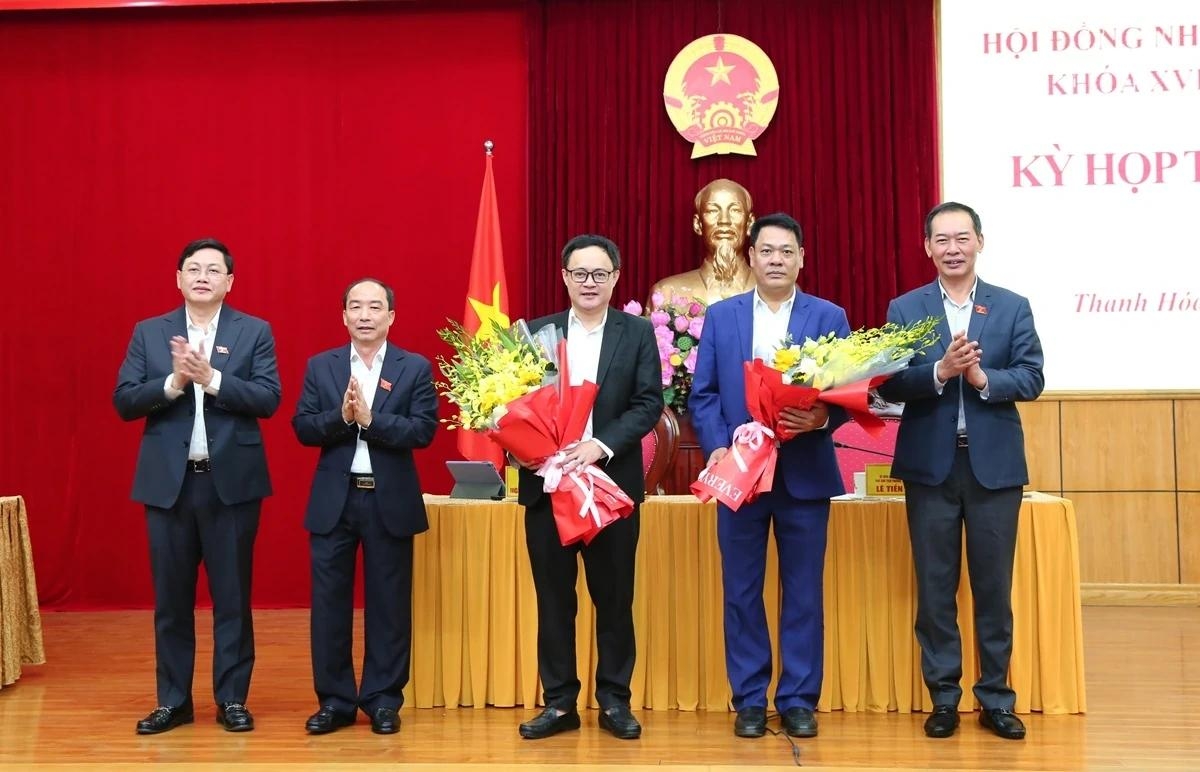 Ông Trịnh Tuấn Sinh, Phó Bí thư Tỉnh ủy, Chủ tịch Ủy ban MTTQ tỉnh cùng các đồng chí lãnh đạo tỉnh tặng hoa chúc mừng 2 Ủy viên UBND tỉnh.