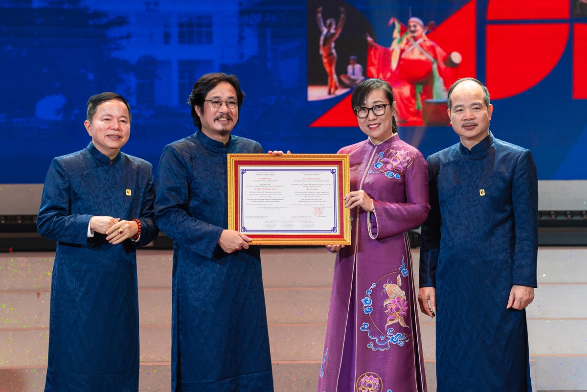 PGS.TS. Tạ Thị Thu Hiền - Giám đốc Trung tâm Kiểm định chất lượng giáo dục, Đại học Quốc gia Hà Nội đã trao Quyết định công nhận đạt chuẩn kiểm định chất lượng giáo dục cho Trường Đại học Sân khấu - Điện ảnh Hà Nội và 03 khoa có chương trình đào tạo được đánh giá ngoài.