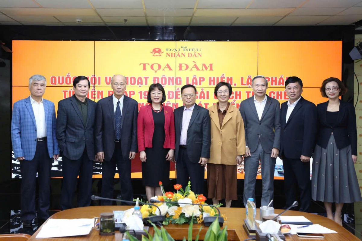 Các đại biểu tham dự tọa đàm chụp ảnh kỷ niệm.