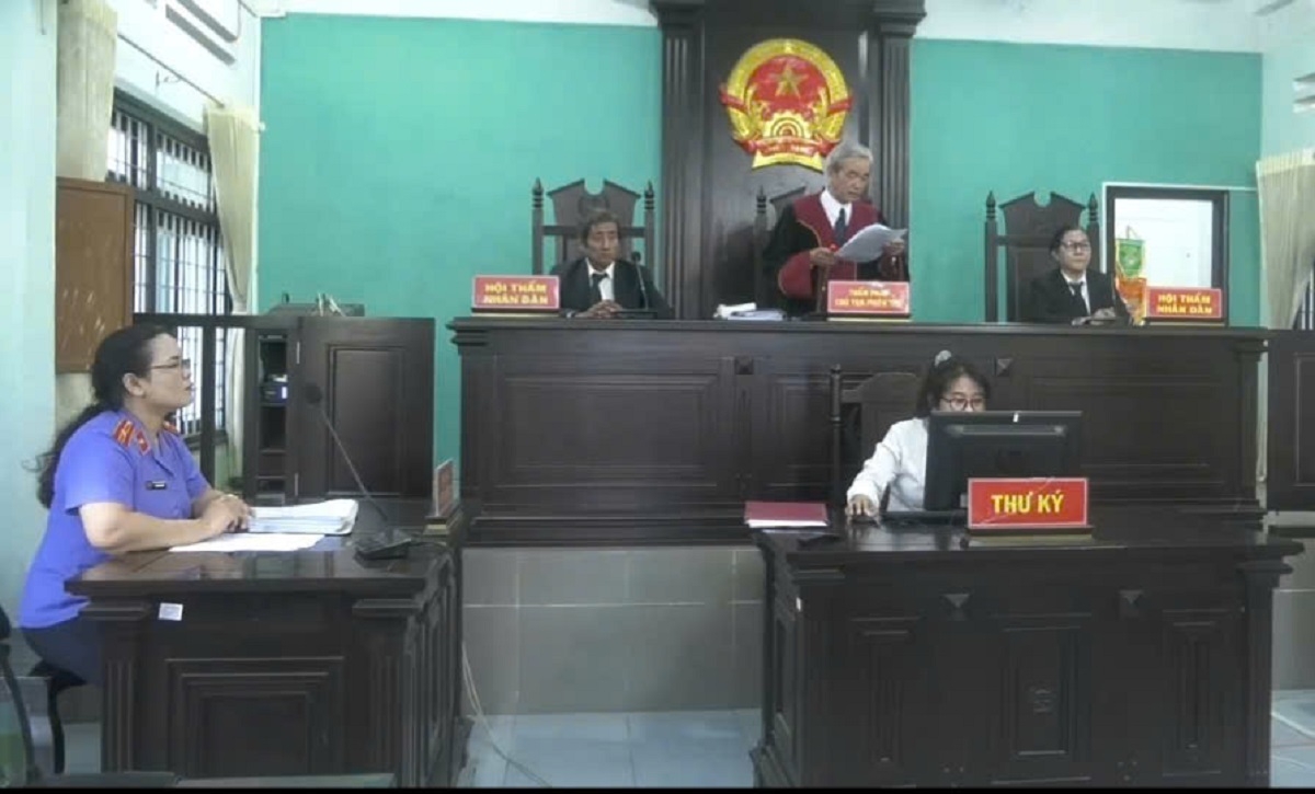 Phiên toà sơ thẩm xét xử các bị cáo Trương Văn Phương và Lê Văn Huy về tội “Chống người thi hành công vụ”. Ảnh: B.H