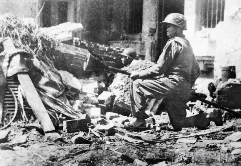 Chiến sĩ cảm tử quân ôm bom ba càng, sẵn sàng tiêu diệt xe tăng địch trên đường phố Hà Nội. (Ảnh: Nguyễn Bá Khoản/Tư liệu TTXVN)