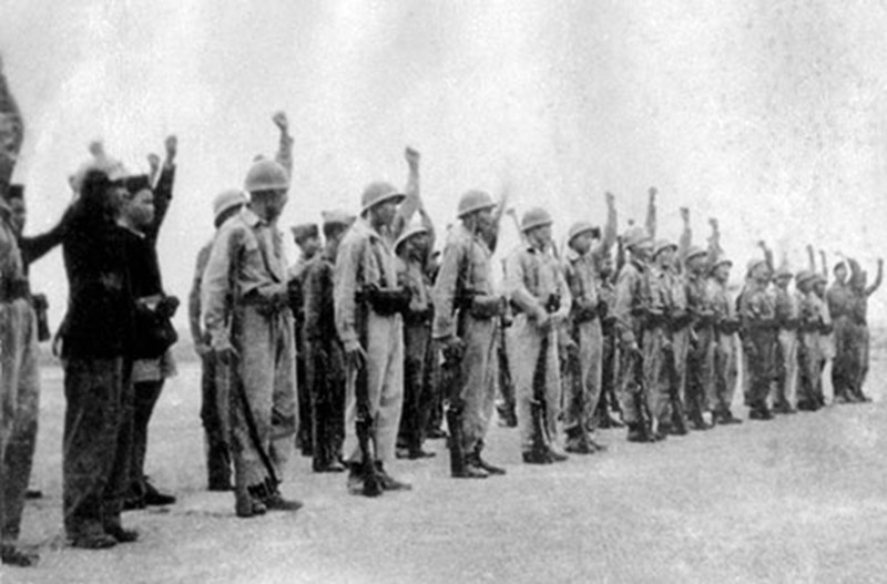 Chiến sĩ Trung đoàn Thủ đô thề quyết tử đề Tổ quốc quyết sinh. (Ảnh: Tư liệu TTXVN)