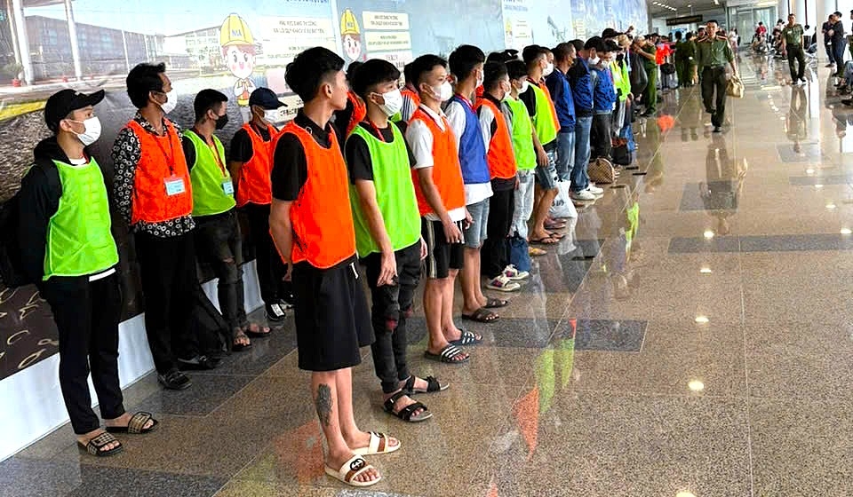 Một số đối tượng lừa đảo xuyên Quốc gia bị bắt giữ ngay tại sân bay. (Ảnh: Công an Nghệ An)