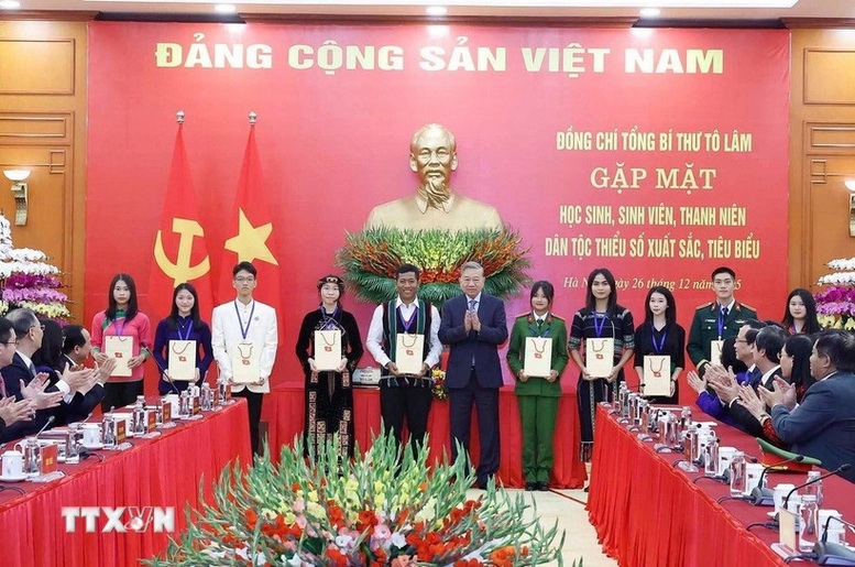 Tổng Bí thư Tô Lâm tặng quà học sinh, sinh viên, thanh niên dân tộc thiểu số xuất sắc, tiêu biểu