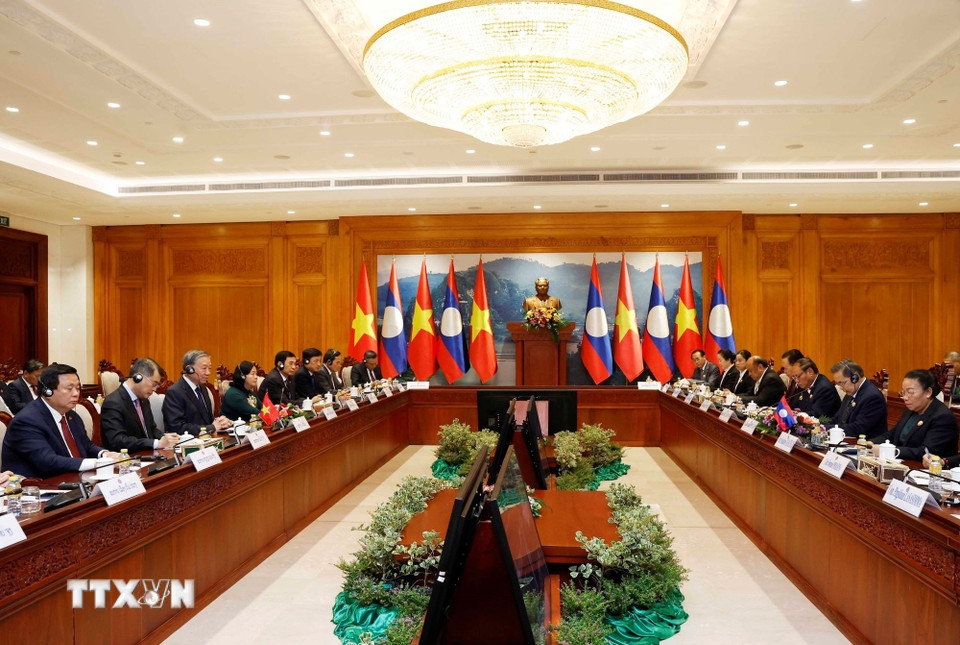 Tổng Bí thư Tô Lâm và Chủ tịch Quốc hội Lào bày tỏ vui mừng chứng kiến quan hệ hợp tác hết sức chặt chẽ, hiệu quả giữa Quốc hội hai nước. Ảnh: Thống Nhất/TTXVN