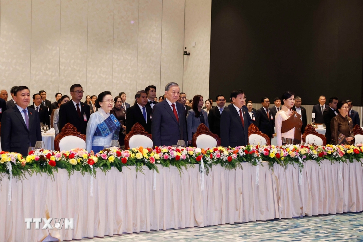 Tối 1/12, Tổng Bí thư Tô Lâm và Phu nhân, cùng đoàn đại biểu cấp cao Việt Nam đã dự chiêu đãi cấp Nhà nước do Tổng Bí thư, Chủ tịch nước Lào Thongloun Sisoulith và Phu nhân chủ trì. Phát biểu tại sự kiện, Tổng Bí thư Tô Lâm khẳng định trong bối cảnh hiện nay, việc tăng cường mở rộng hợp tác, phát triển bền vững mối quan hệ đoàn kết đặc biệt Việt Nam - Lào càng có ý nghĩa chiến lược và trân trọng gửi lời chúc mừng nồng nhiệt nhân dịp kỷ niệm 50 năm Quốc khánh Lào. (Ảnh: TTXVN)