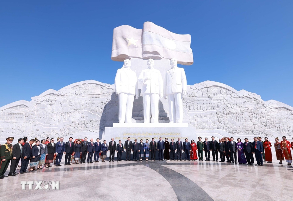Trưa 2/12, tại Vientiane, Tổng Bí thư Tô Lâm và Phu nhân cùng Tổng Bí thư, Chủ tịch nước Lào Thongloun Sisoulith và Phu nhân đã dự khánh thành Công viên Hữu nghị Lào - Việt Nam. Công viên có diện tích hơn 30.000m2 và Dự án có tổng giá trị hơn 340 tỷ đồng. Đây là công trình mang tính biểu tượng, là món quà văn hóa, tinh thần của Đảng, Nhà nước và nhân dân Việt Nam gửi tới Đảng, Nhà nước và nhân dân Lào anh em nhân dịp kỷ niệm 50 Quốc khánh Lào và chào mừng Đại hội đại biểu toàn quốc của hai Đảng. (Ảnh: TTXVN)