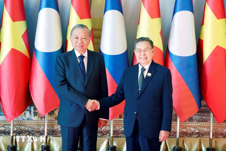 Chiều 1/2, Tổng Bí thư Tô Lâm và Chủ tịch Quốc hội Lào Saysomphone Phomvihane đã hội kiến. Tổng Bí thư Tô Lâm đã đề xuất một số biện pháp tăng cường quan hệ giữa Quốc hội hai nước, nhất là trong xây dựng hoàn thiện thể chế, hệ thống pháp luật, giám sát tối cao và quyết định các vấn đề quan trọng của đất nước. Chủ tịch Quốc hội Lào Saysomphone Phomvihane khẳng định sẽ phối hợp chặt chẽ với Quốc hội Việt Nam triển khai hiệu quả công tác giám sát các Thỏa thuận cấp cao và Hiệp định hợp tác, đặc biệt là các dự án kinh tế quan trọng giữa hai nước. (Ảnh: TTXVN)