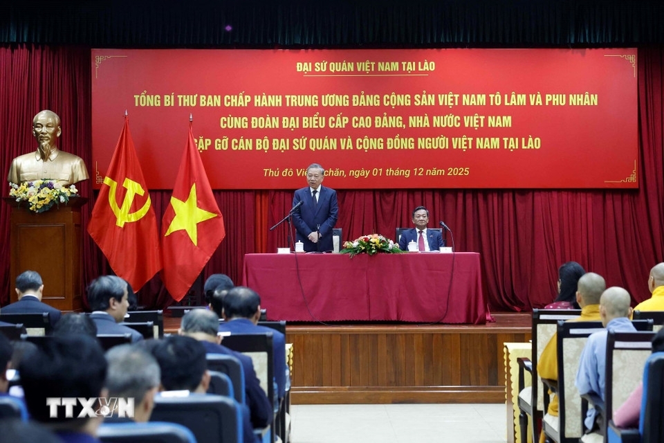 Chiều tối 1/12, Tổng Bí thư Tô Lâm và Phu nhân cùng đoàn đại biểu cấp cao Việt Nam có gặp gỡ cán bộ Đại sứ quán Việt Nam và cộng đồng người Việt Nam tại Lào. (Ảnh: TTXVN)