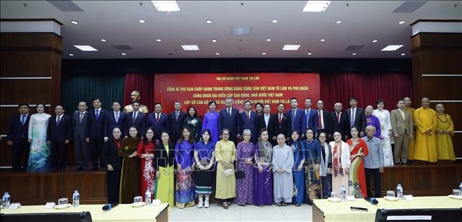 Tổng Bí thư Tô Lâm và Phu nhân gặp gỡ cán bộ Đại sứ quán và cộng đồng người Việt Nam tại Lào. Ảnh: Thống Nhất/TTXVN