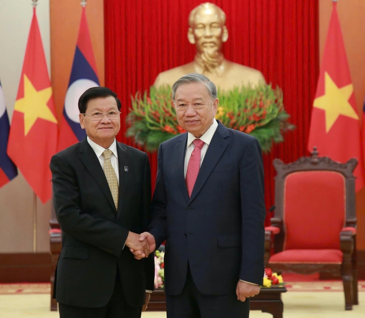 Tổng Bí thư Tô Lâm tiếp Tổng Bí thư, Chủ tịch nước Lào Thongloun Sisoulith nhân dịp tham dự Lễ mở ký Công ước của Liên Hợp Quốc về chống tội phạm mạng tại Thủ đô Hà Nội (tháng 10/2025)