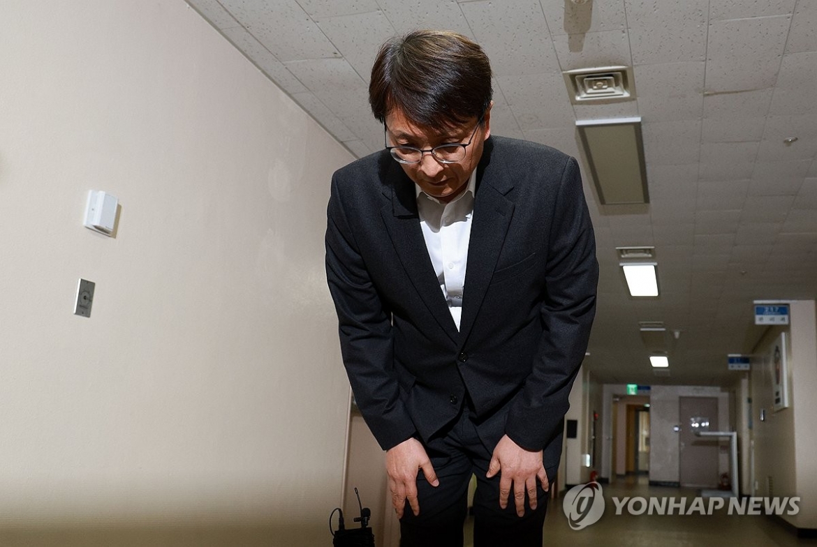 Ông Park Seo-Joon - Tổng giám đốc Coupang cúi đầu tạ lỗi với khách hàng (ảnh Yonhap News)