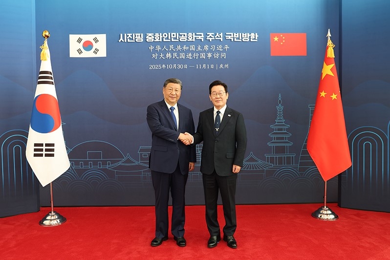 Tổng thống Hàn Quốc Lee Jae-myung và Chủ tịch Trung Quốc Tập Cận Bình bắt tay trước cuộc hội đàm ngày 1/11/2025. Ảnh: Tân Hoa xã