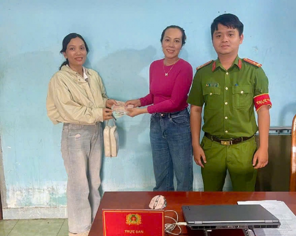 Trả lại tiền cho người để quên tại cây ATM. Ảnh: CALĐ