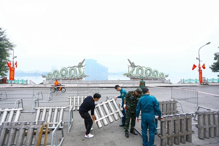 Sáng nay, đơn vị huy động hơn 60 cán bộ, chiến sĩ phối hợp với Công an phường Tây Hồ, dân quân tự vệ và lực lượng dân quân cơ động triển khai lắp đặt pháo hoa tầm cao. Toàn bộ quá trình thực hiện đúng kế hoạch, tuân thủ nghiêm các quy trình an toàn, nhận được sự đồng thuận của chính quyền địa phương và người dân. Thượng tá Hoàng cho biết, khu vực này từng nhiều lần tổ chức bắn pháo hoa và luôn bảo đảm an toàn.