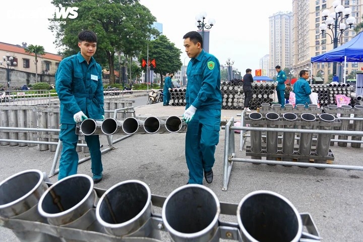 Hệ thống ống phóng pháo hoa đã được lắp đặt, căn chỉnh cẩn thận trên toàn bộ khu vực trận địa.