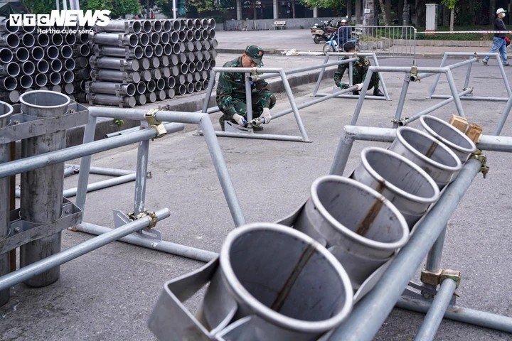 Các đơn vị đang khẩn trương hoàn tất lắp đặt dàn pháo, cố định khung giá, bố trí trận địa theo phương án phê duyệt. Khu vực bắn pháo hoa được khoanh vùng, kiểm soát chặt chẽ nhằm bảo đảm an toàn.