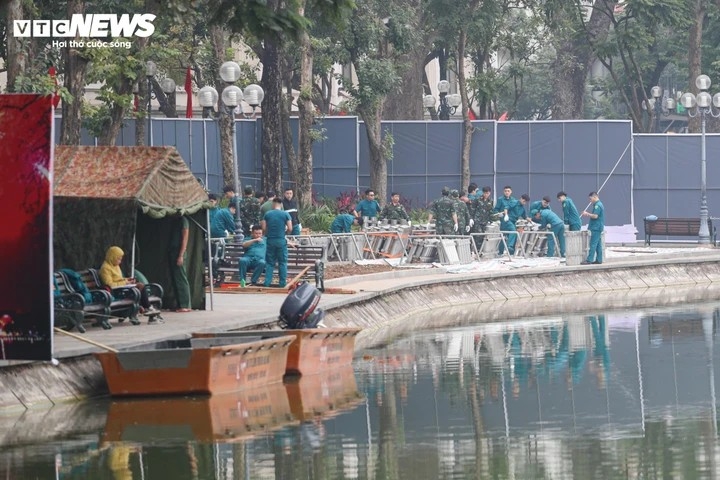 Khu vực Hồ Hoàn Kiếm bố trí 2 trận địa bắn pháo hoa số 1 và 2, đặt tại vị trí đối diện Bưu điện Hà Nội và trước trụ sở Tòa soạn Báo Hà Nội Mới.