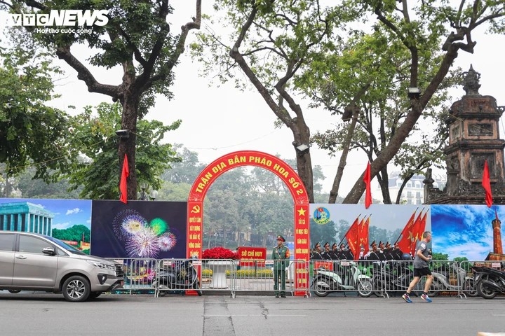 Để chuẩn bị cho màn trình diễn pháo hoa chào đón thời khắc chuyển giao sang năm mới 2026, sáng nay (30/12), lực lượng chức năng đồng loạt có mặt tại các địa điểm để triển khai lắp đặt theo kế hoạch.