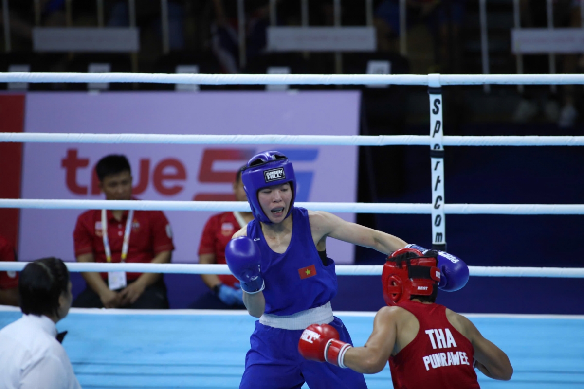 Nguyễn Huyền Trân giành HCB môn boxing. (Ảnh: Bùi Lượng). 