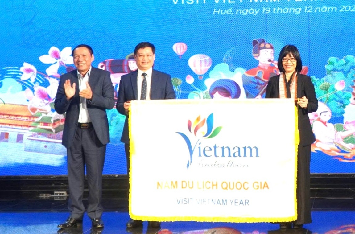 Thành phố Huế đã trao cờ đăng cai Năm Du lịch quốc gia 2026 cho tỉnh Gia Lai.