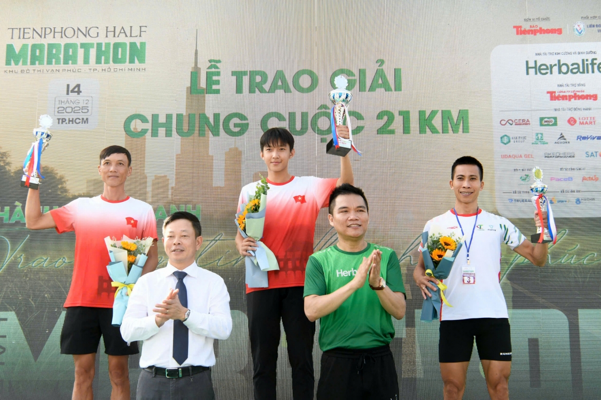 Trao giải cự ly 21km nam.