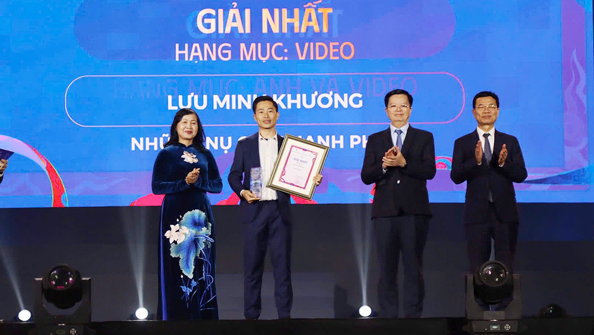 Phó Thủ tướng Chính phủ Mai Văn Chính trao giải Nhất hạng mục video cho tác giả đoạt giải. (Ảnh: BTC)