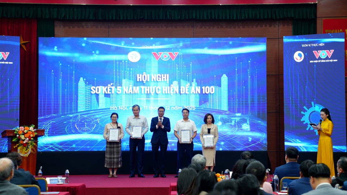 Thứ trưởng Bộ Khoa học và Công nghệ Lê Xuân Định trao giấy chứng nhận cho các địa phương, doanh nghiệp