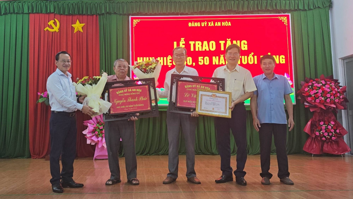 Lễ trao tặng Huy hiệu Đảng cho các đảng viên cao niên tại tỉnh Đồng Tháp