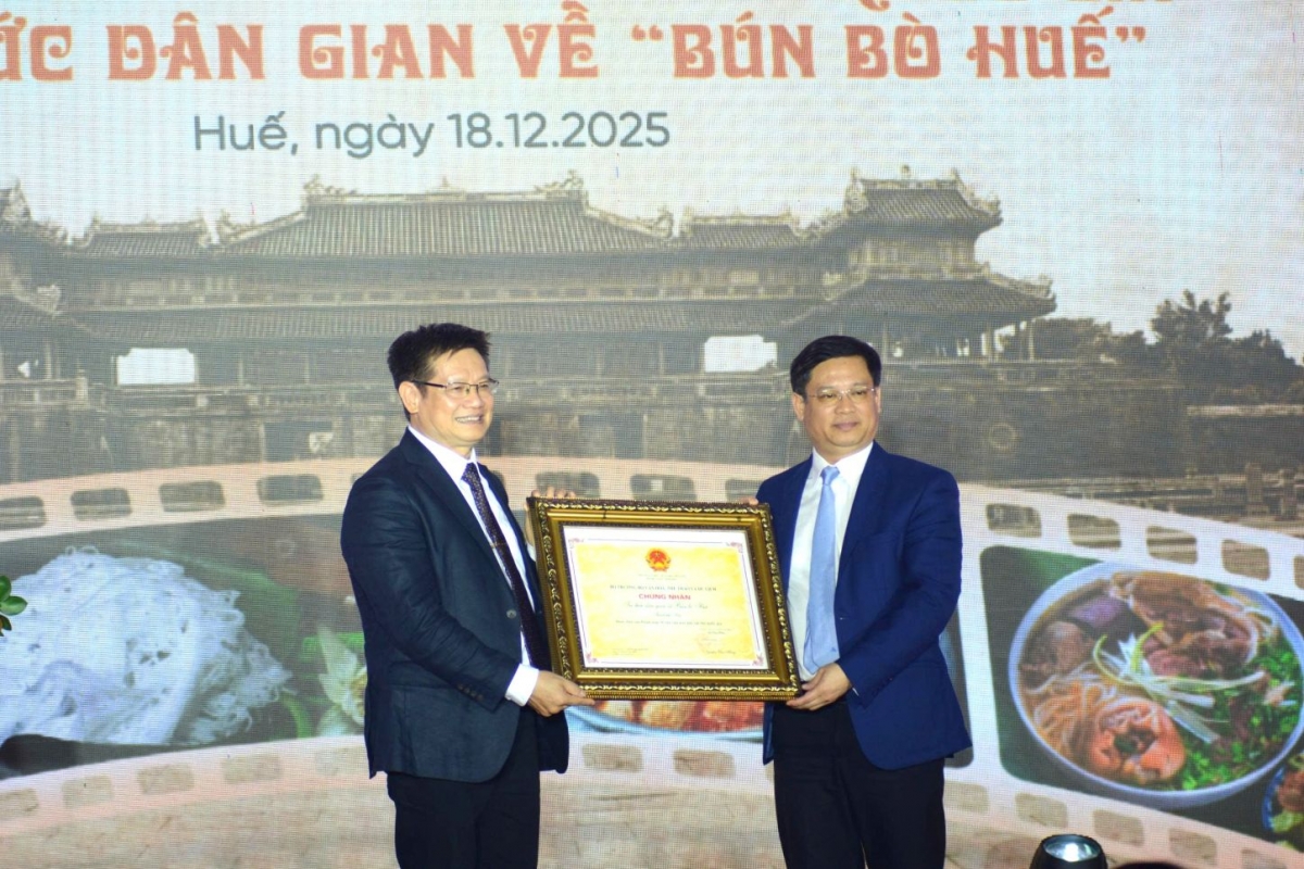 Trao quyết định của Bộ Văn hóa Thể thao và Du lịch công nhận "Tri thức dân gian" Bún bò Huế đến Sở Văn hóa Thể thao thành phố Huế