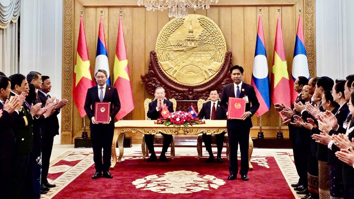 Trước sự chứng kiến của Tổng Bí thư Tô Lâm và Tổng Bí thư, Chủ tịch nước Lào Thongloun Sisoulith, Bộ trưởng Bộ Tư pháp Việt Nam Nguyễn Hải Ninh và Bộ trưởng Bộ Tư pháp Lào Phayvy Siboualypha trao thỏa thuận hợp tác.