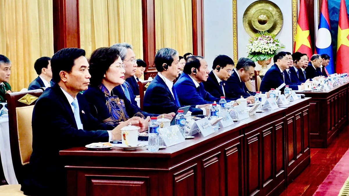 Đoàn đại biểu cấp cao Việt Nam tại Lễ trao các văn kiện hợp tác trong khuôn khổ chuyến thăm.