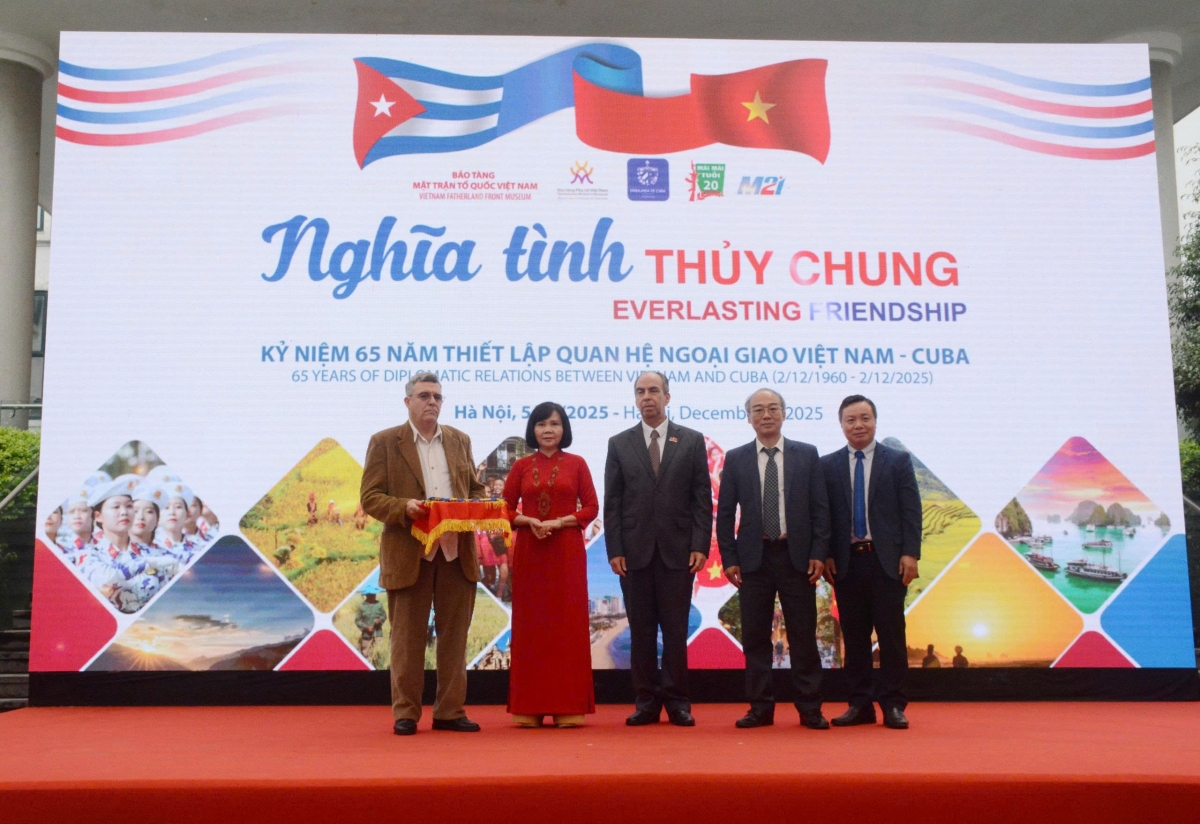 Lễ tiếp nhận hiện vật là bức trướng, kỷ vật đến từ gia đình bà Melba Hernández Rodríguez