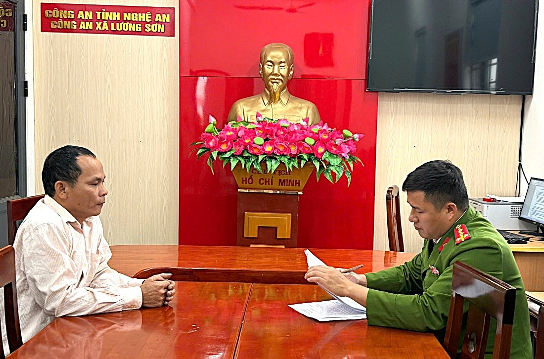 Công an xã Lương Sơn triệu tập đối tượng Phạm Hồng Lâm đến làm việc. (Ảnh: Công an Nghệ An).