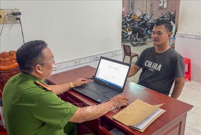 Đối tượng Phan Văn Nho tại cơ quan Công an. Ảnh: TTXVN