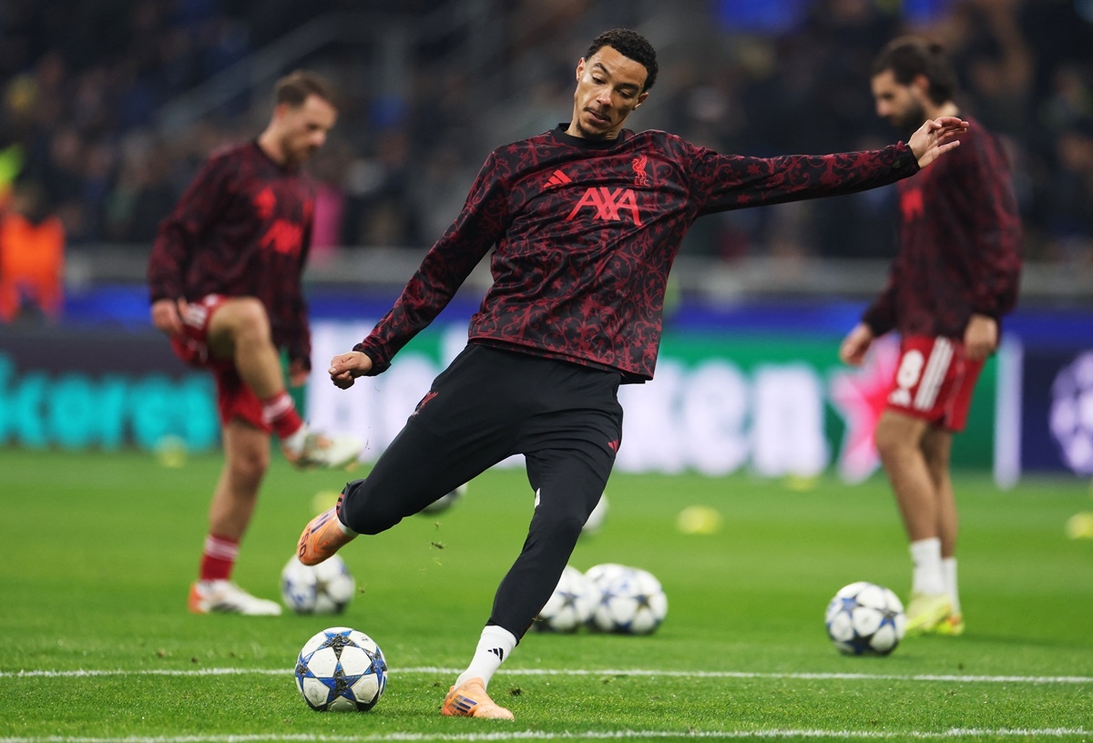 Cầu thủ đôi bên khởi động trước trận. (Ảnh: Reuters). 