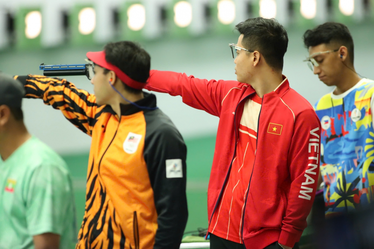 Phạm Quang Huy và các đồng đội giành HCV bắn súng sáng 19/12.