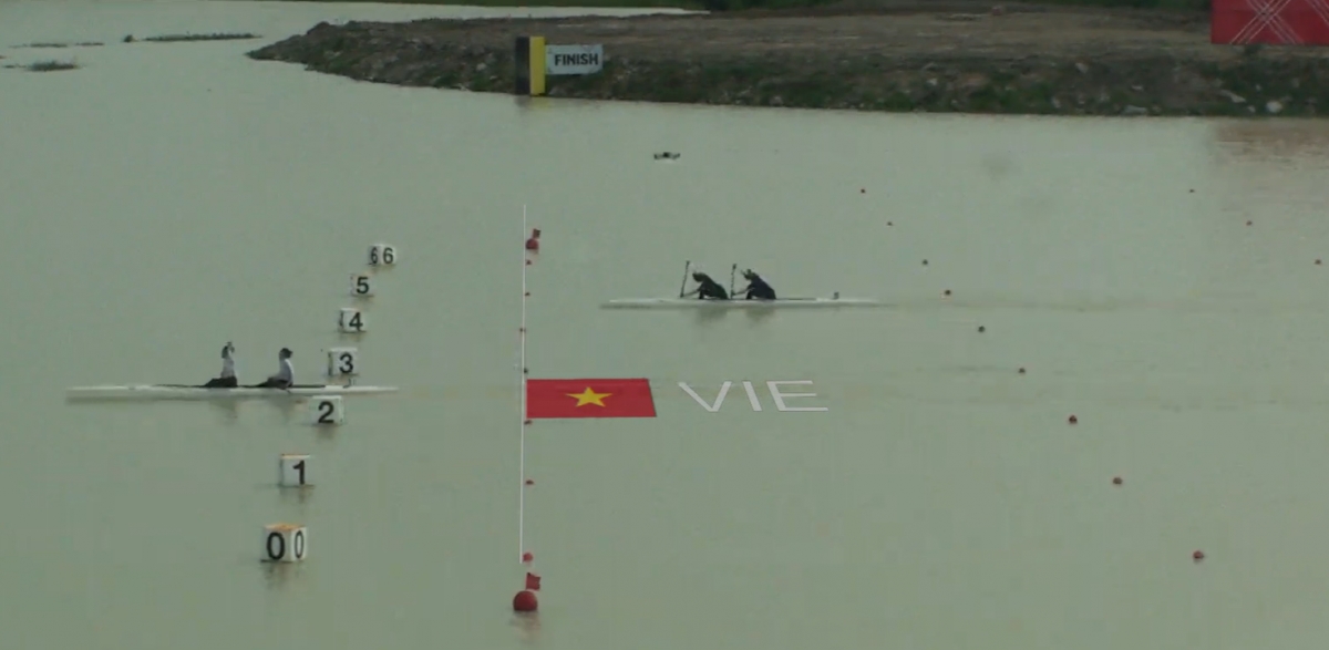 Khoảnh khắc Nguyễn Thị Hương, Diệp Thị Hương về đích đầu tiên. 