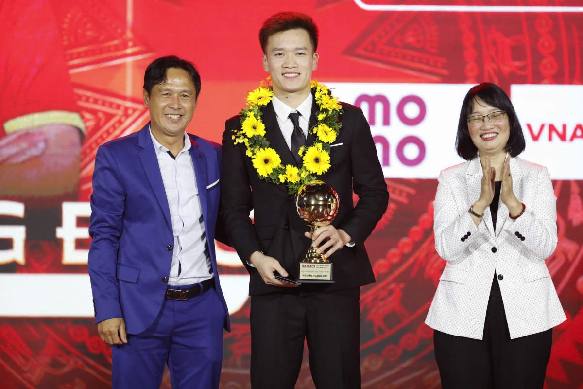 Hoàng Đức nhận giải thưởng cầu thủ được yêu thích nhất. 