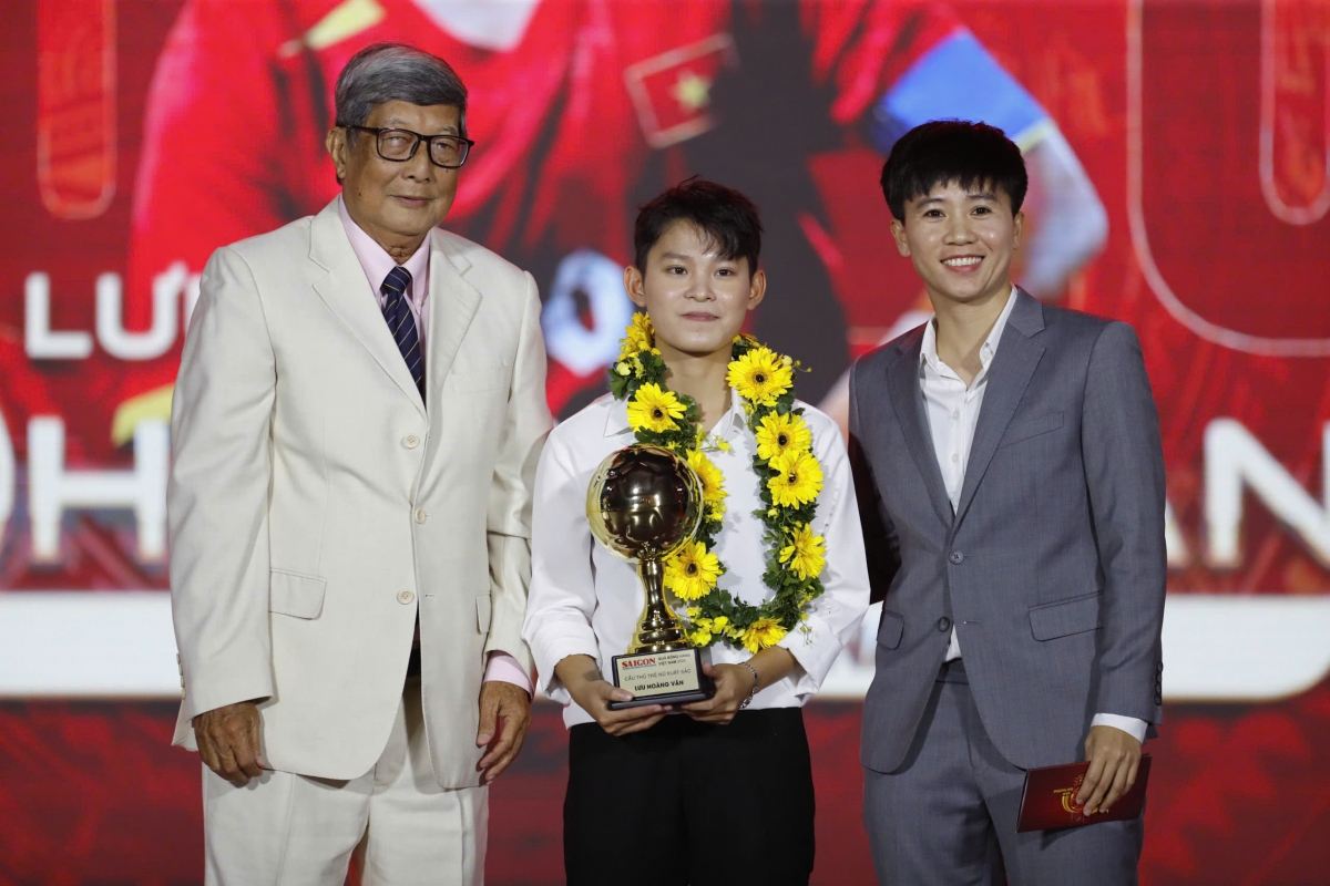 Lưu Hoàng Vân nhận giải cầu thủ nữ trẻ xuất sắc nhất. 