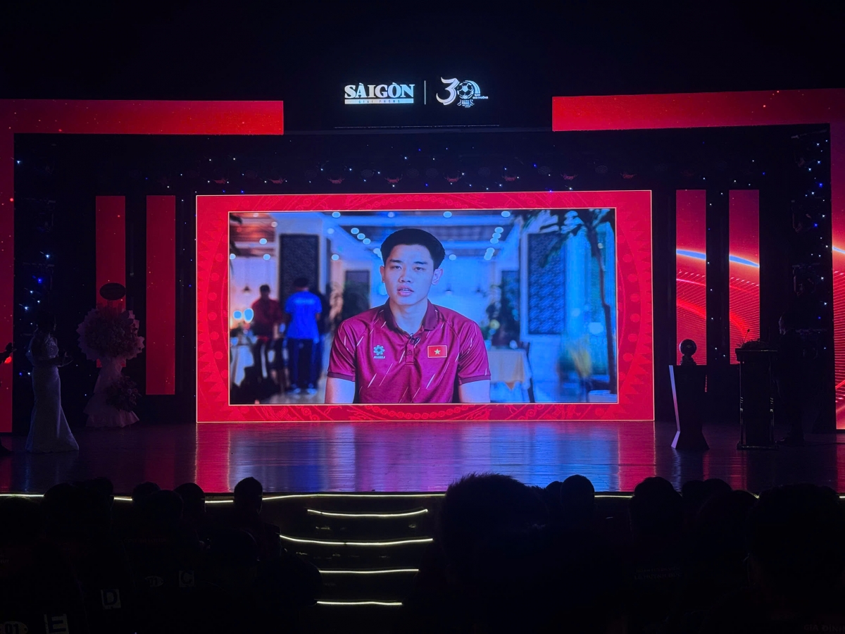 Đình Bắc được nhận danh hiệu Quả bóng Bạc Việt Nam 2025. (Ảnh: BTC lễ trao giải Quả bóng Vàng Việt Nam 2025).