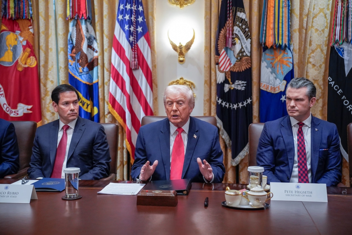 Tổng Mỹ Donald Trump (giữa) trong cuộc họp ngày 2/12/2025 tại Nhà Trắng. Ảnh: EPA